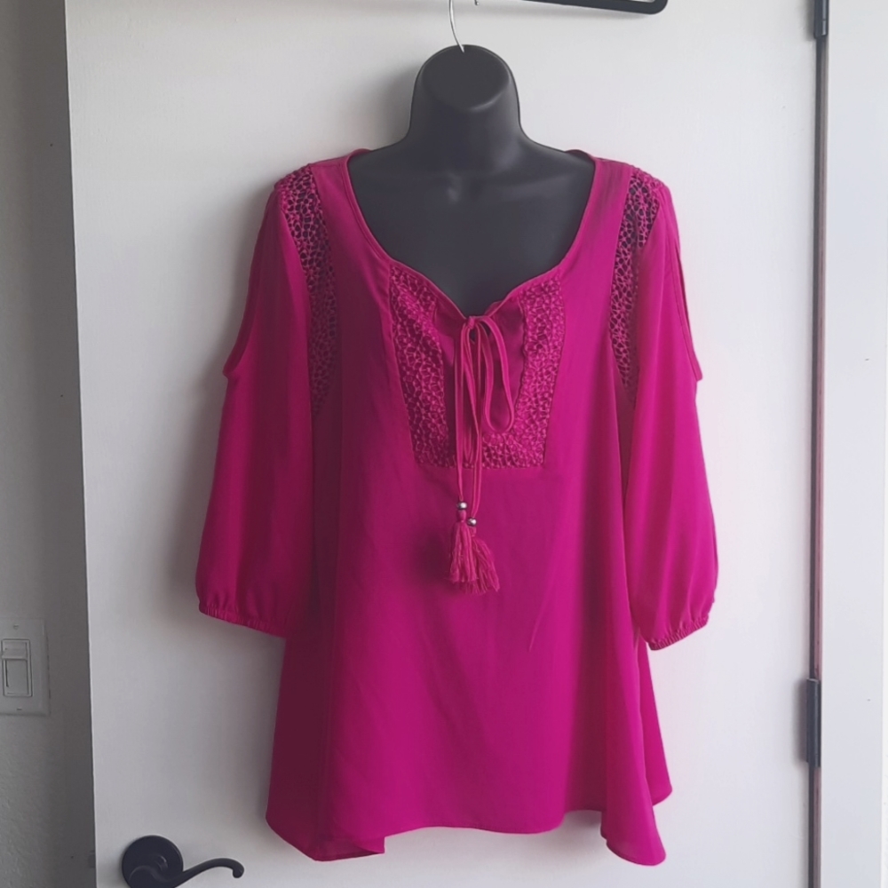 Gibson Latimer Bright Hot Pink 3/4 Sleeve Cold Shoulder Flowy Tassel Top